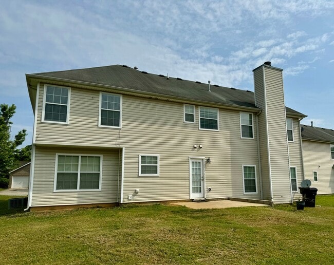 Building Photo - Huge 5 Bedroom Home with Sooo Much Space!