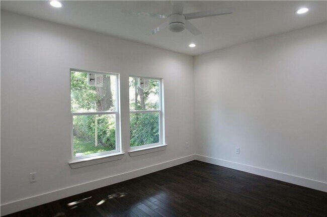 Building Photo - 705 Harris Ave