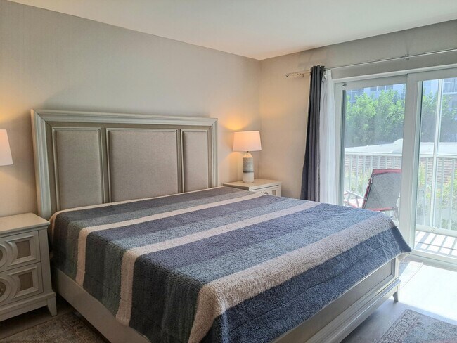 Building Photo - 1502 S Lakeside Dr