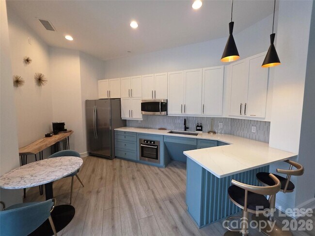 Building Photo - 333 W Trade St