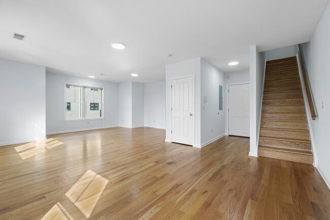 Building Photo - 443 Whiton St