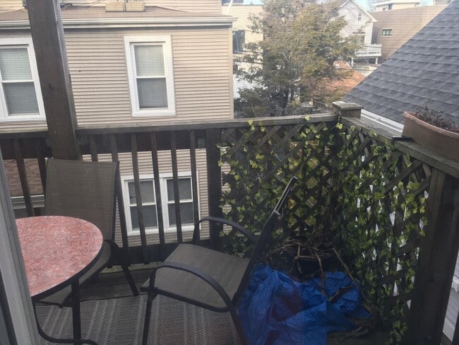 Building Photo - 1236 W Oakdale Ave