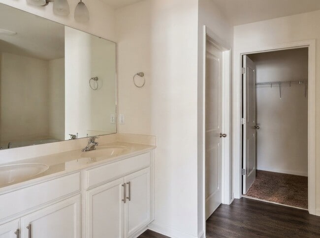 Building Photo - 415 Golden Villas Dr