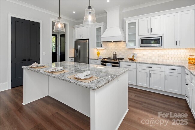 Building Photo - 805 Naples Dr