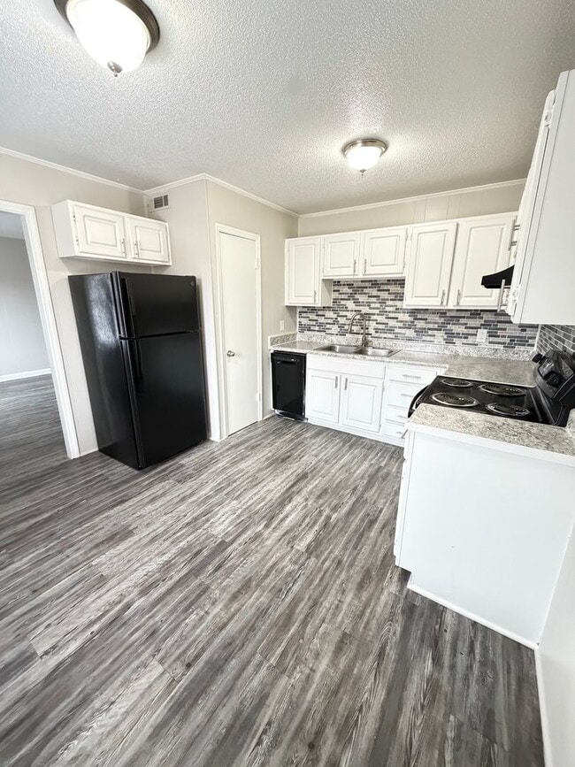 Building Photo - 3 Bedroom