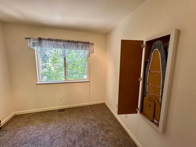 Building Photo - Adorable 3 Bedroom 2 Bathroom Home Just Minutes to Downtown Grass Valley