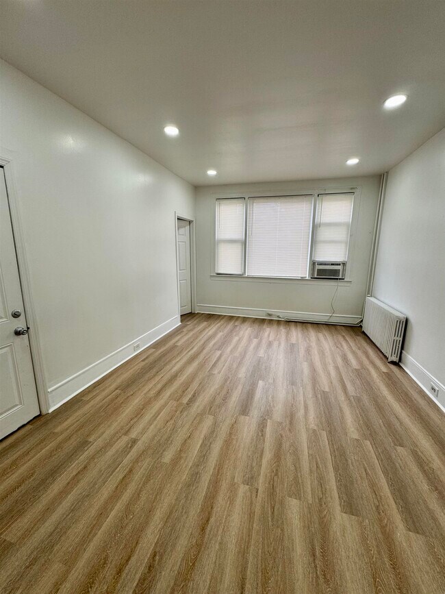 Building Photo - 204 Zabriskie St