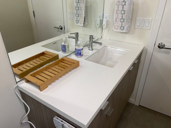 Building Photo - Charming 2BR Townhome in Denver