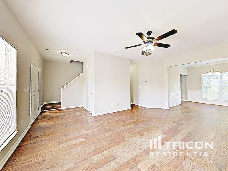 Building Photo - 8716 Rozumny Dr