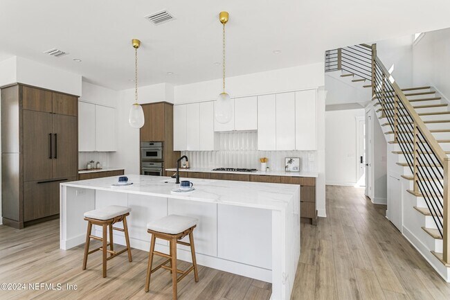 Building Photo - 207 Lora St