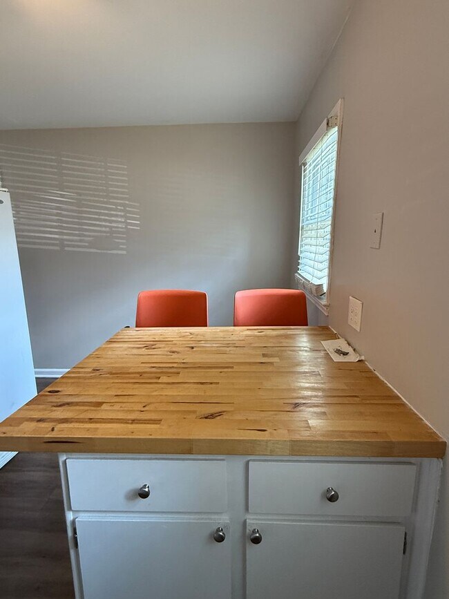 Building Photo - Beautifully updated 3-bedroom townhome in the heart of South Charlotte.