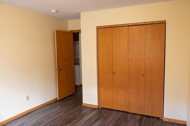 Building Photo - $1,500 | 2 Bedroom, 1 Bathroom | 1st Floor...