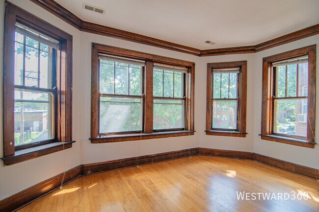 Building Photo - 5844 N Artesian Ave