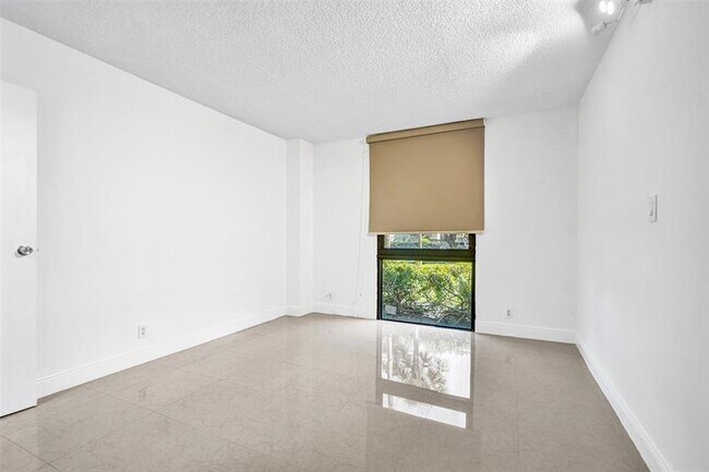 Building Photo - 20400 W Country Club Dr