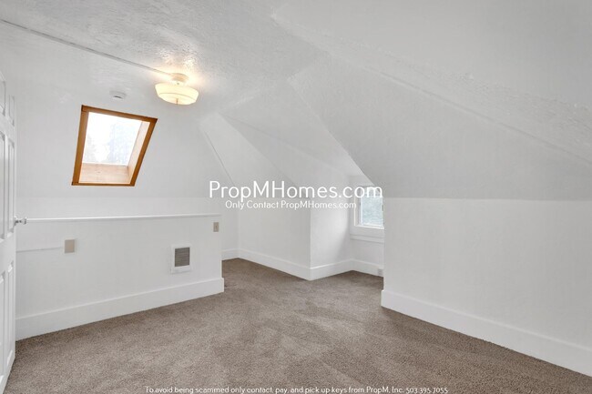 Building Photo - Updated Cottage in Gladstone!