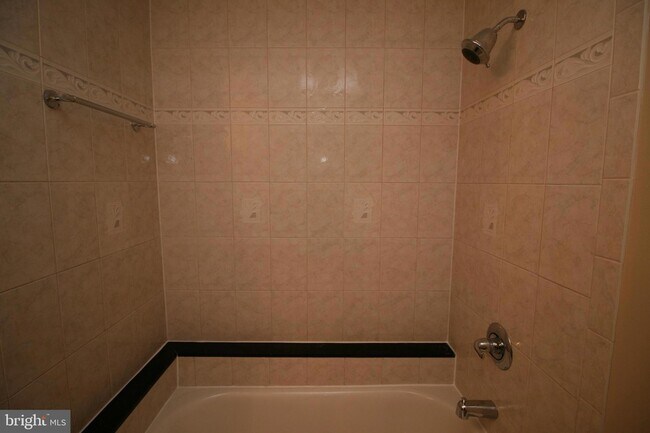 Building Photo - 512 Suffield Dr
