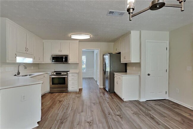 Building Photo - 2800 Alcovy River View