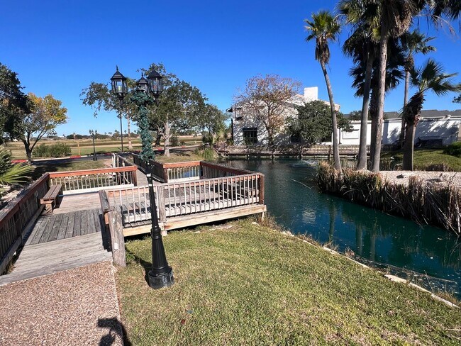 Building Photo - Townhome