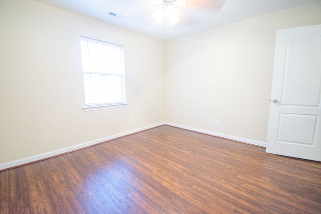 Building Photo - 3 Bedroom 2 Bathroom - Pets Allowed!