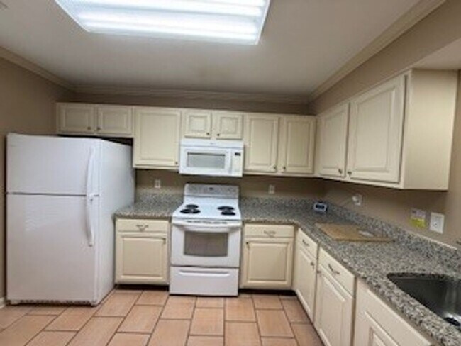 Building Photo - 4 Laura Dr