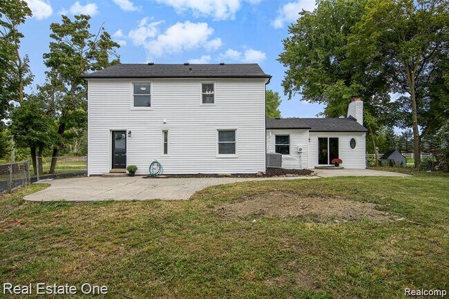 Building Photo - 51275 W Seven Mile Rd