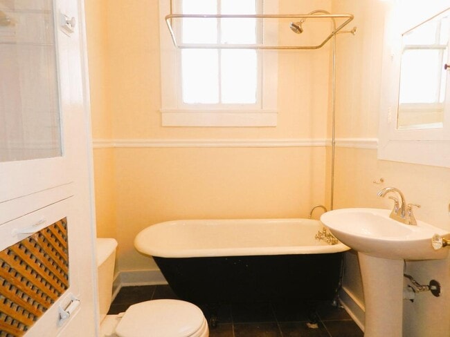 Building Photo - 329 N Bernadotte St