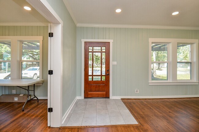 Building Photo - 803 Austin St