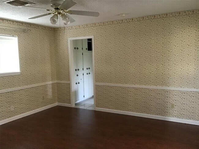Building Photo - 1215 Ashwood Dr