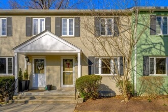 Building Photo - Well Maintained 3BR/2.5BA Home in Silver Spring