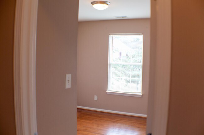 Building Photo - 5145 Mabe Dr