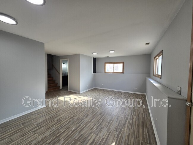 Building Photo - 307 N Rosedale Ct