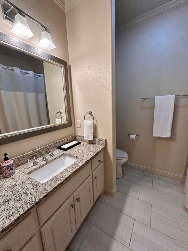 Building Photo - 3 Bed 2 Bath Mid Term Rental