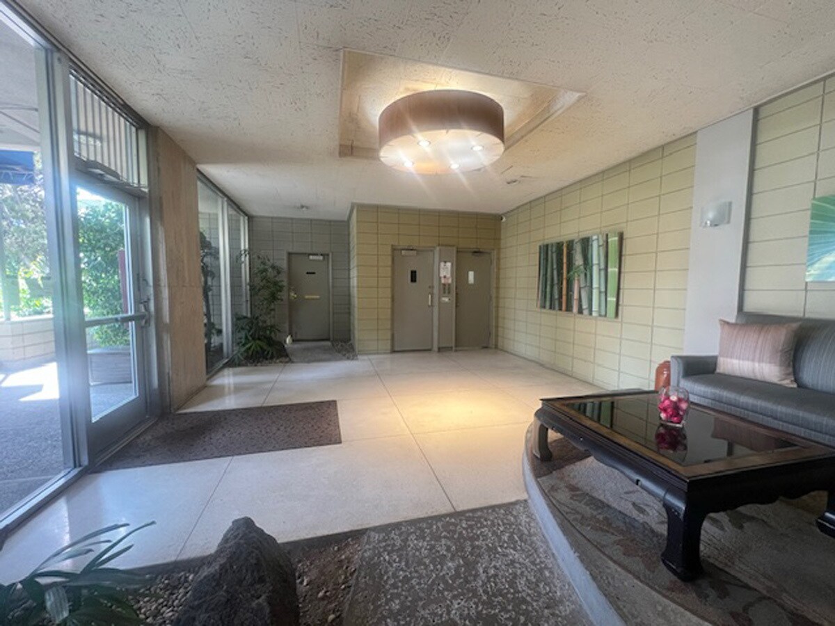 Building Photo - 811 York St