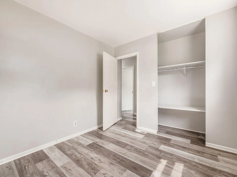 Building Photo - 570 Fairholme Rd
