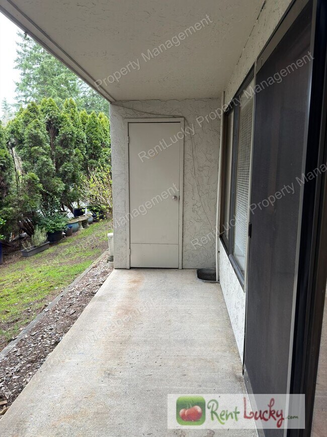 Building Photo - Beautiful 1-Bedroom Condo in Kirkland w/ Covered Parking and Patio Storage!