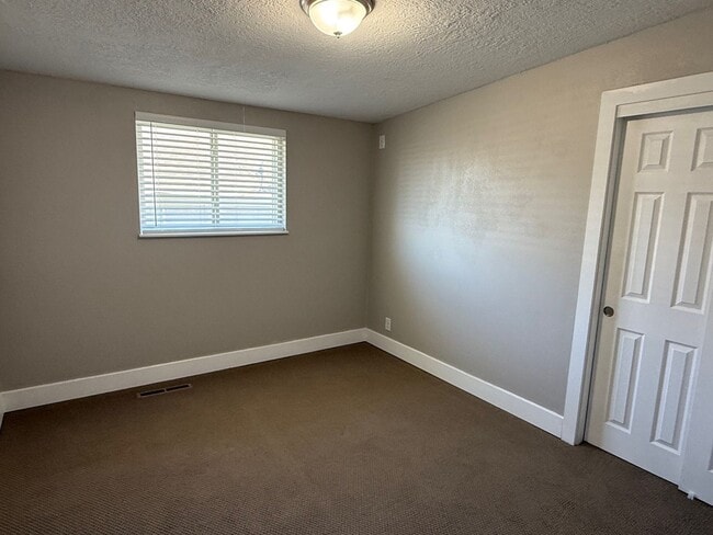 Building Photo - Beautifully remodeled home