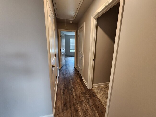 Building Photo - 5 Bedroom 3 Bath 2 Car Garage in Forsyth C...