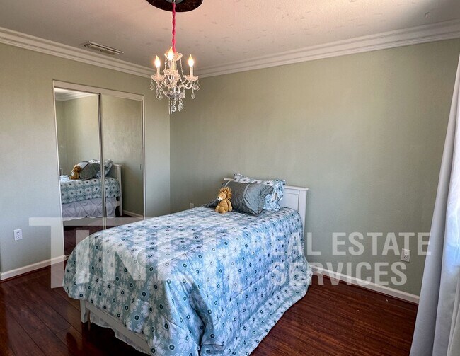 Building Photo - 3576 Hume St