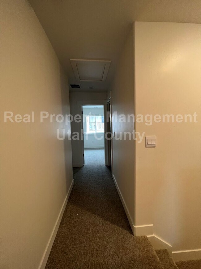 Building Photo - Newer American Fork Townhouse