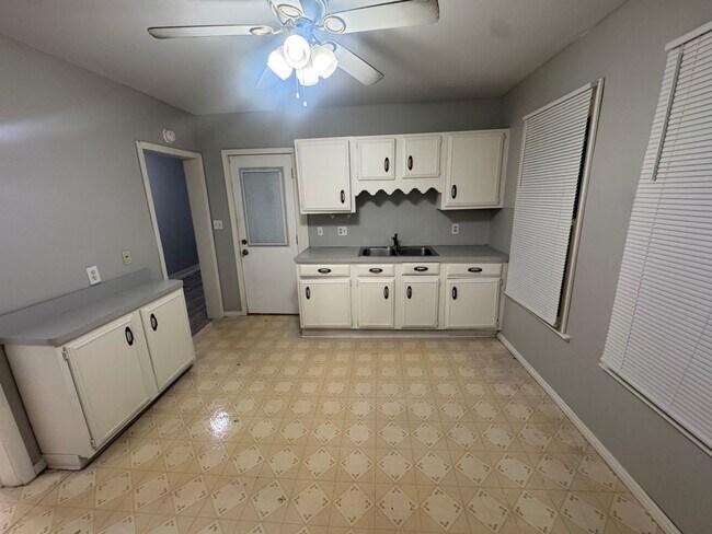 Building Photo - 7602 Wentworth Ave