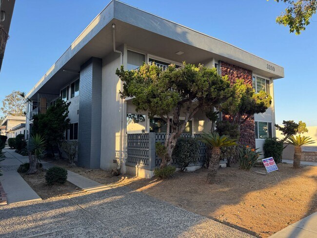 Building Photo - Charming 3bd 2ba apartment