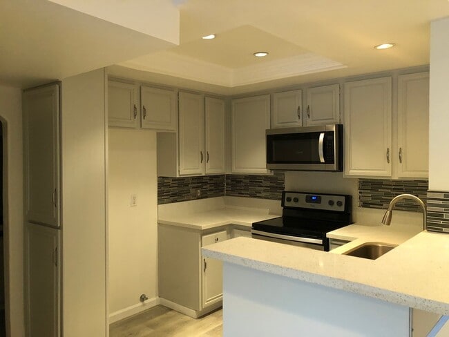 Building Photo - Amazing 1BD/1BA Condo in Prime Woodland Hi...