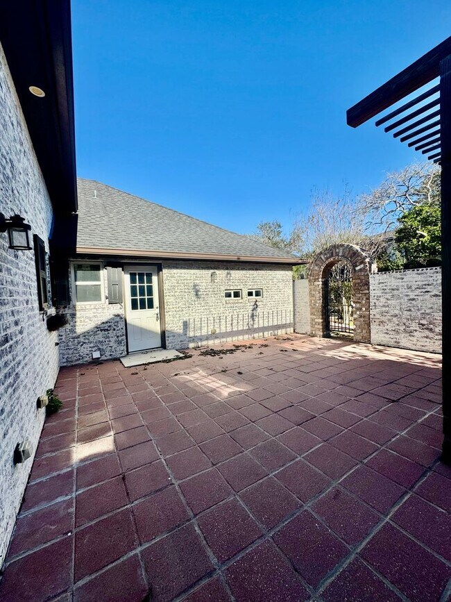 Building Photo - Elegant Estate in the Country Club Setting-Mother in law suite