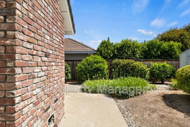 Building Photo - 7723 River Landing Dr