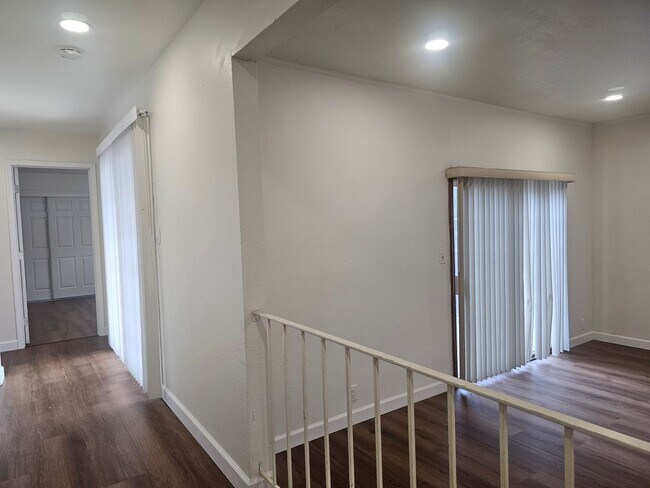 Building Photo - 967 Kern St