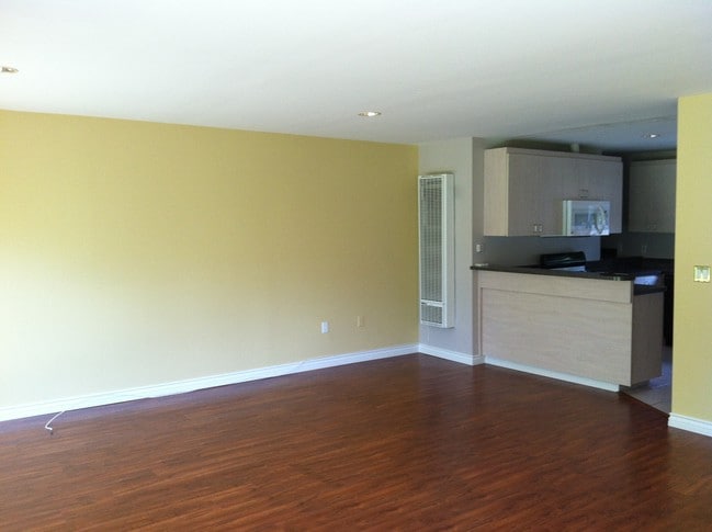 Building Photo - 530 Georgina Ave