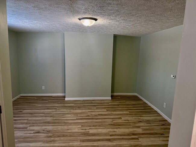 Building Photo - 2 Bedroom Apt - Utilities Paid