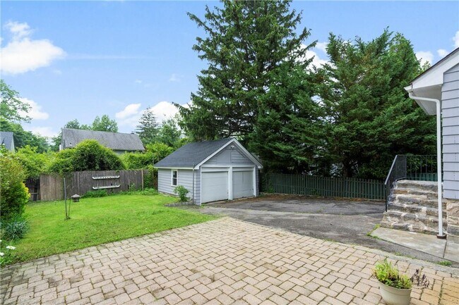 Building Photo - 727 Pelhamdale Ave