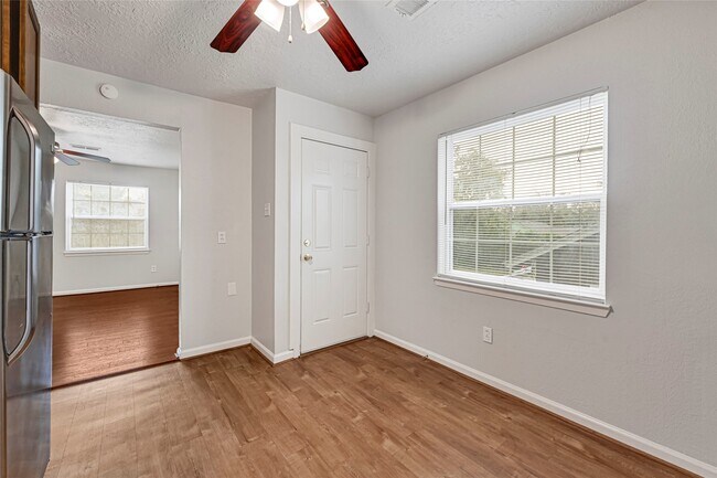 Building Photo - 906 Westford St