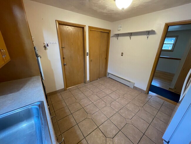 Building Photo - 664 Sprague St